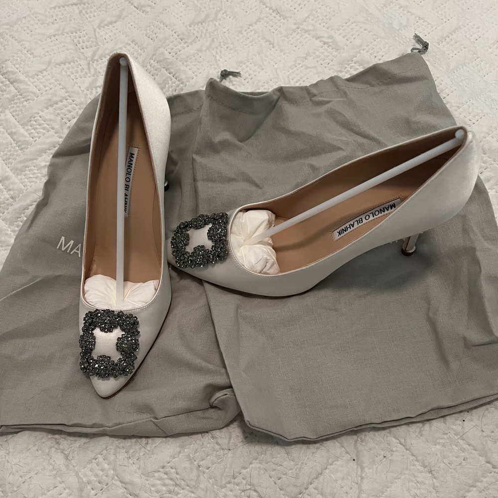 Brand New Authentic Manolo Blahnik Hangisi 90 Satin pumps in white.